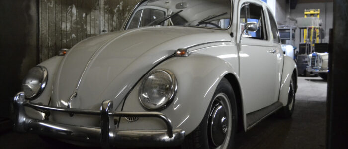 Weißer VW-Käfer in Garage