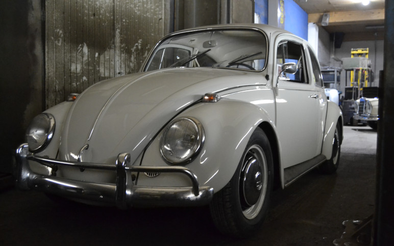 Weißer VW-Käfer in einer Garage